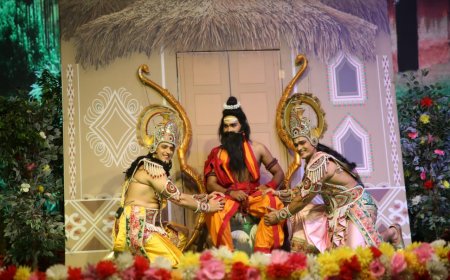 Manoj Tiwari’s Powerful Entry as Parshuram Steals the Show at Luv Kush Ramlila