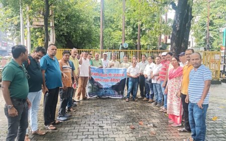 Government Teachers' Association Submits Memorandum to Uttarakhand Chief Minister, Demands Strict Action in Principal's Murder Case