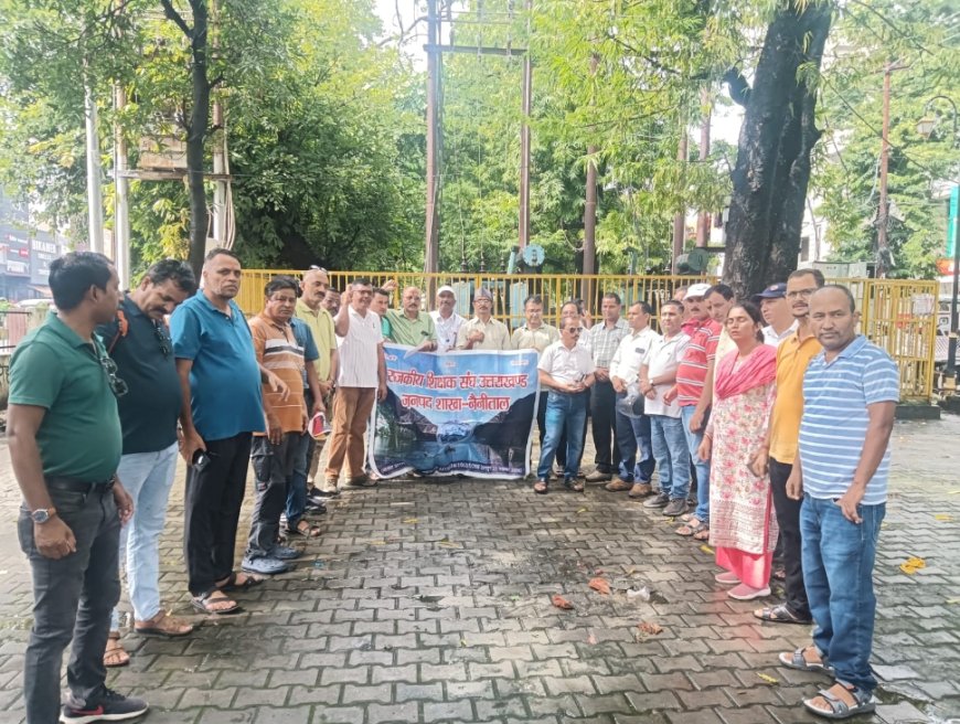Government Teachers' Association Submits Memorandum to Uttarakhand Chief Minister, Demands Strict Action in Principal's Murder Case